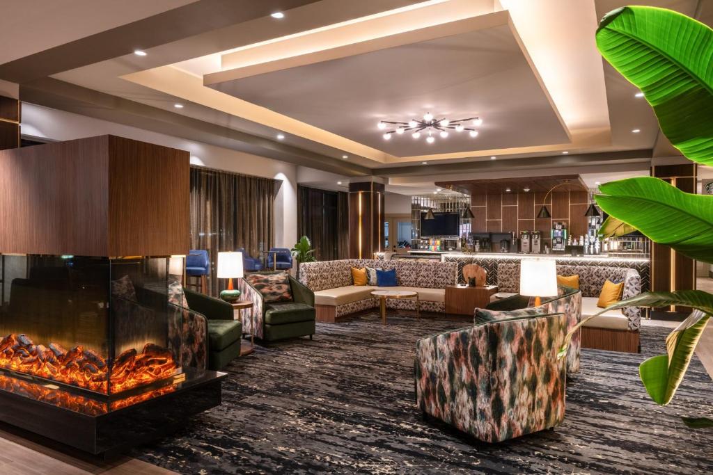 una hall con divani e camino di Hotel Indigo Gatlinburg Downtown by IHG a Gatlinburg
