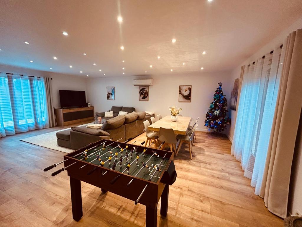 ein Wohnzimmer mit einem Weihnachtsbaum und einem Tisch in der Unterkunft Maison spacieuse avec grand jardin Cosne-sur-Loire in Saint-Père