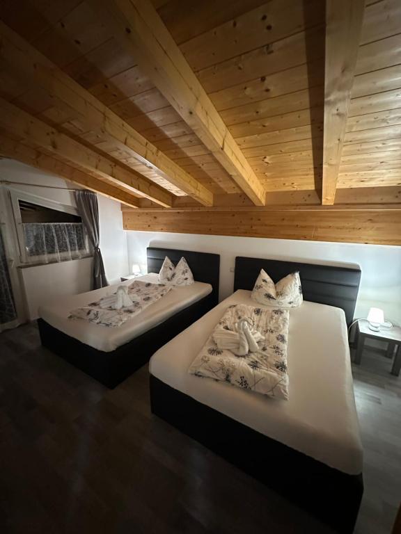 En eller flere senge i et værelse på LEO Apart 1