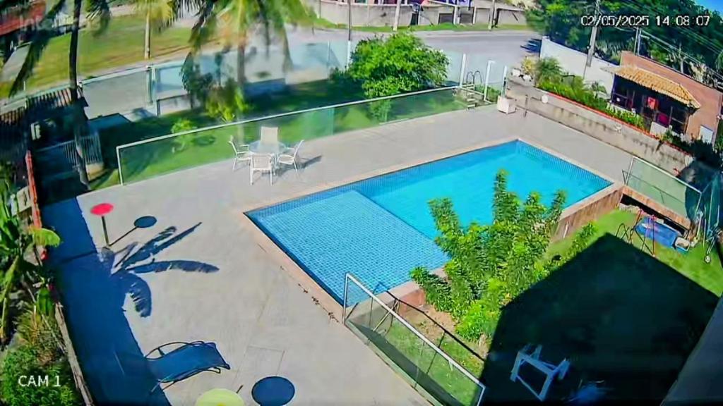 una vista sul tetto di una piscina in una casa di Litoral suítes ad Araruama