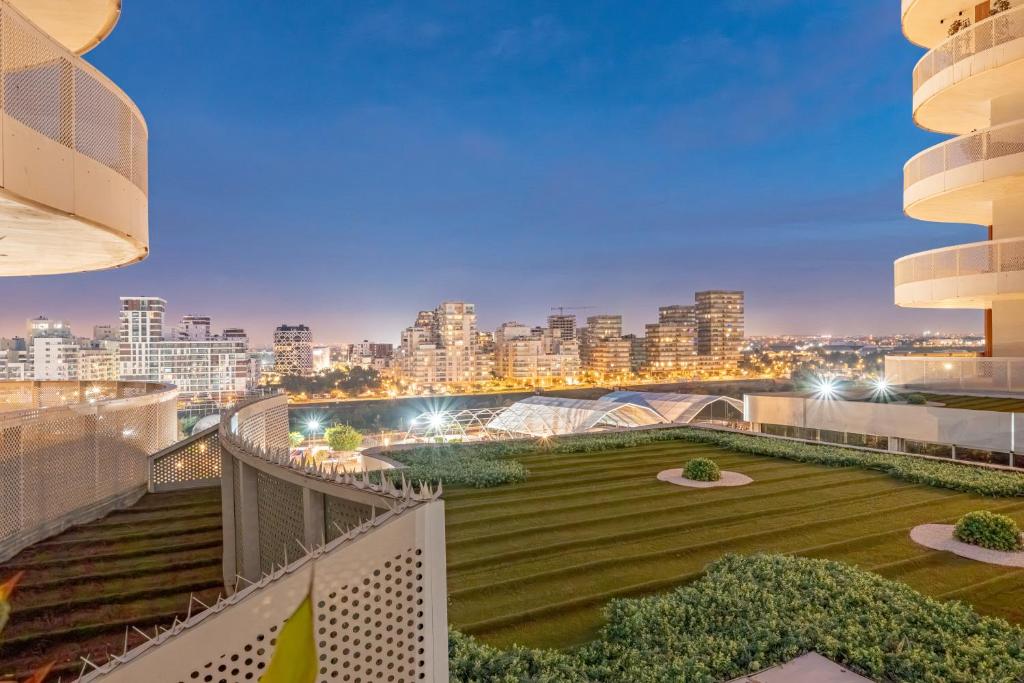 una vista de la ciudad desde el balcón de un edificio en Harmony Garden, en Casablanca