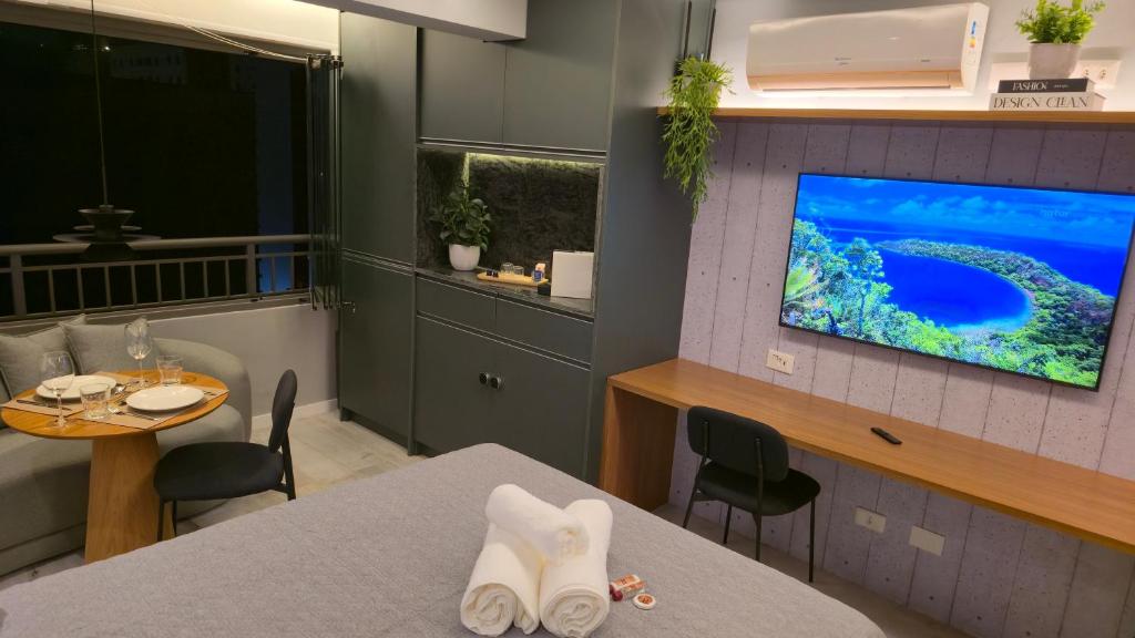 una stanza con un tavolo e una TV su una parete di Dani Studio Moema Grand Vitrali a San Paolo