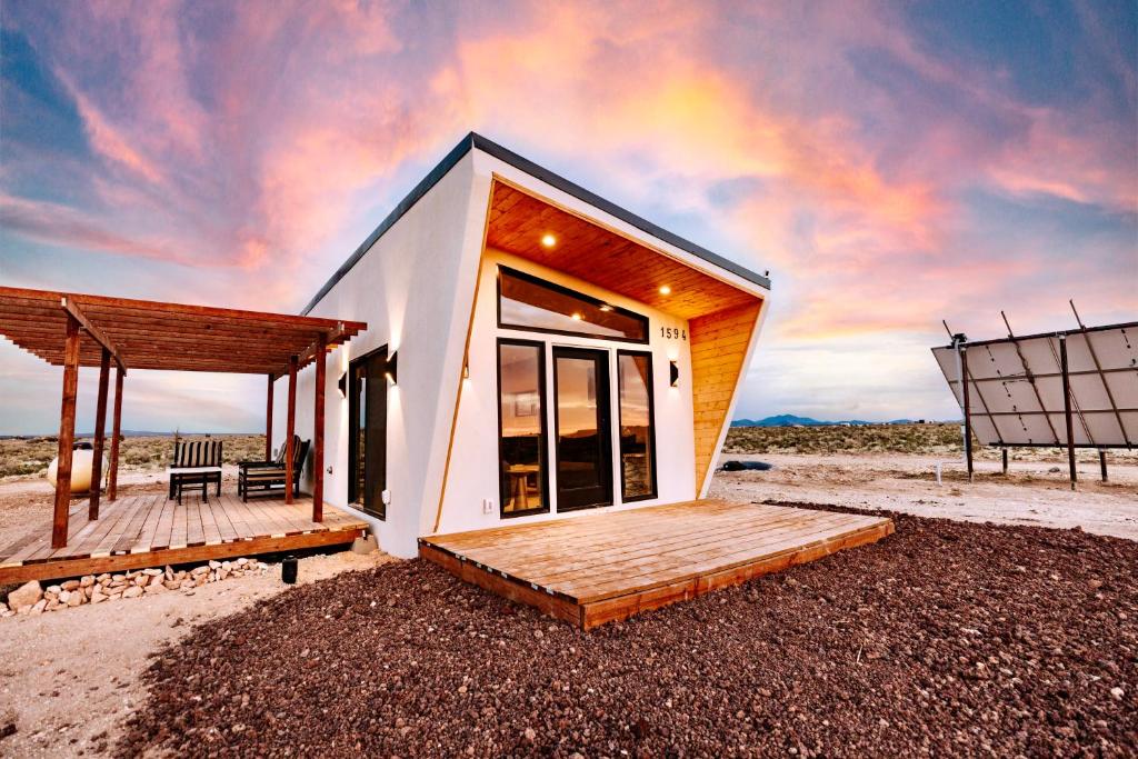 une minuscule maison sur la plage avec une terrasse dans l'établissement Grand Canyon Stargazing Off-Grid, à Williams