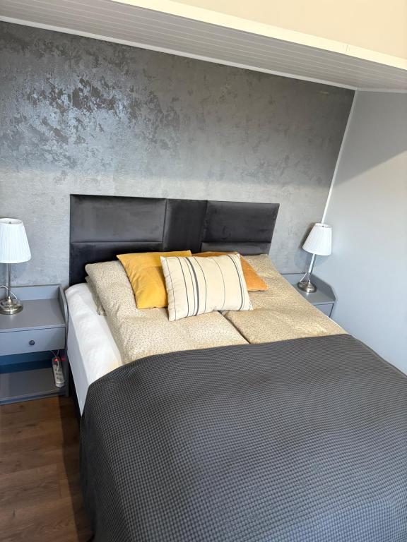 瑟伊藻克罗屈尔Brim Guesthouse, with ocean view的卧室里有一张床，上面有两个枕头