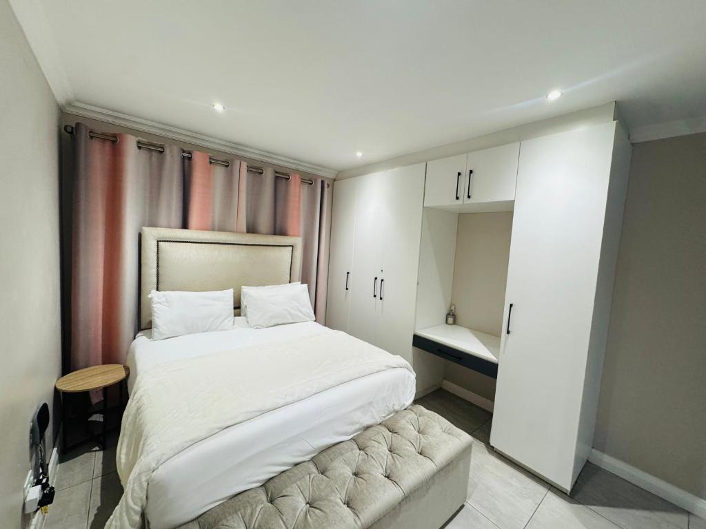 Postel nebo postele na pokoji v ubytování The best uptown experience in the windy city