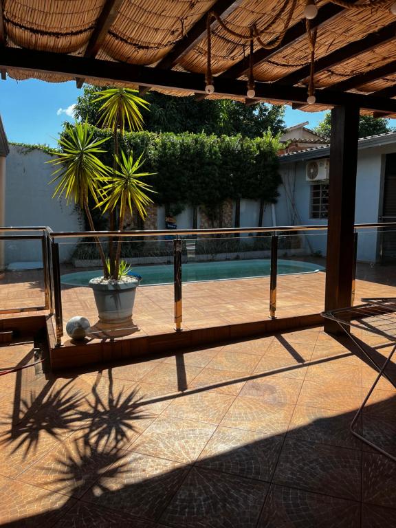 een veranda met een potplant op een patio bij Linda Casa com Piscina e Edícula Gourmet Ouro verde in Foz do Iguaçu