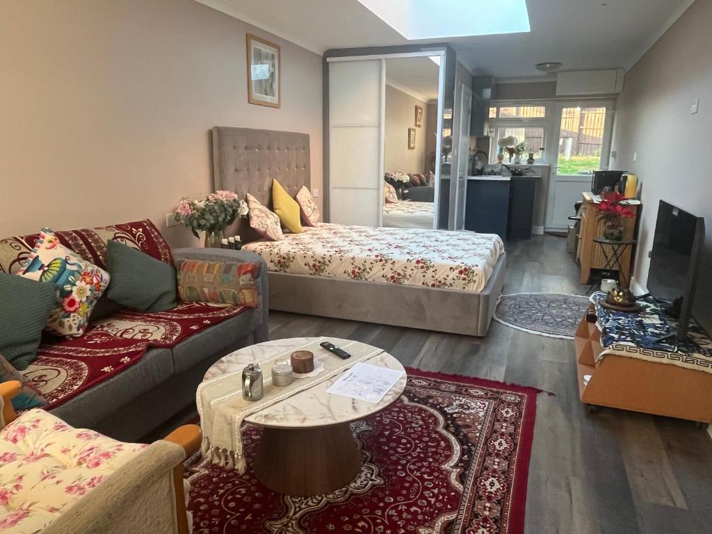 Khu vực ghế ngồi tại Cosy self-contained extension with skylight & garden view