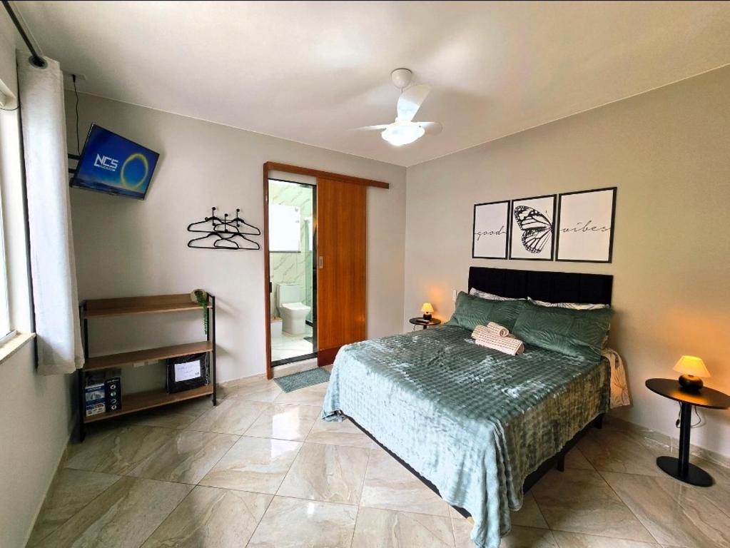 En eller flere senge i et værelse på Ótimo apartamento, charmoso e arejado