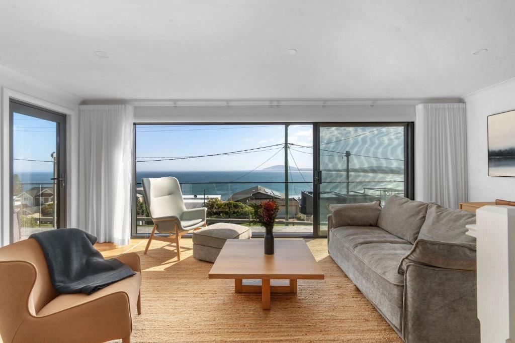 un salon avec un canapé et une table dans l'établissement Panorama, Gerroa, South Coast, à Gerroa