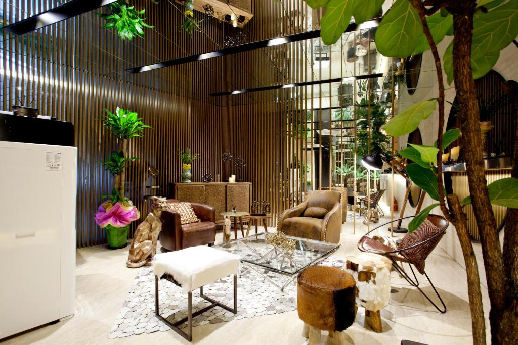 um átrio com cadeiras, mesas e plantas em Hotel Forestar em Seul