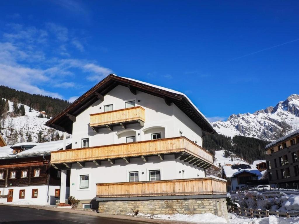 un gran edificio blanco con techo de madera en Leni Top 3, en Dienten am Hochkönig