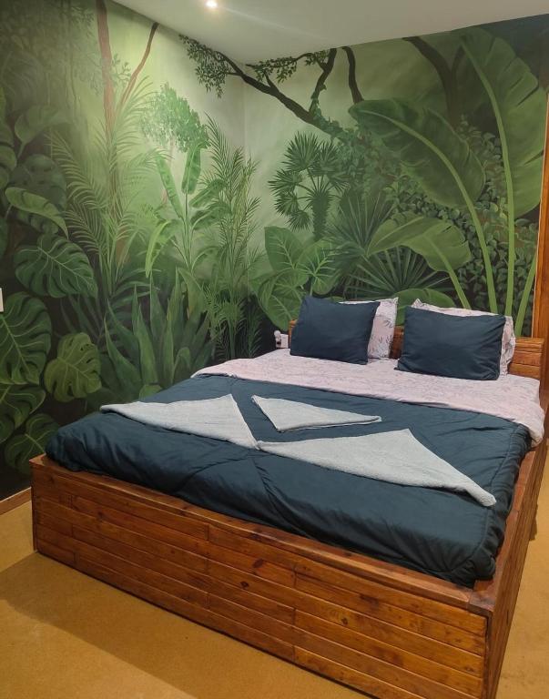 เตียงในห้องที่ The Jungle