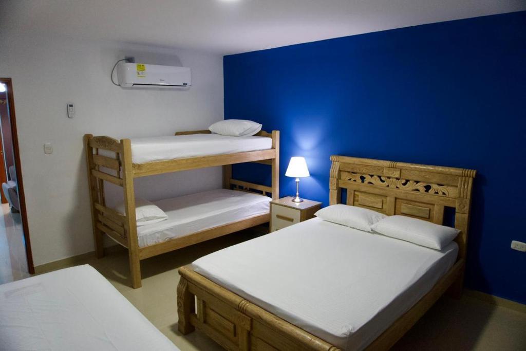 een slaapkamer met 2 stapelbedden en een blauwe muur bij Gairaka 5 in Gaira