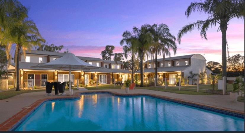 una casa con piscina di fronte a una casa di 10 Sailz on the Murray a Yarrawonga