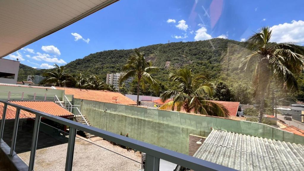 een balkon met uitzicht op een berg bij Suítes litoral in Caraguatatuba