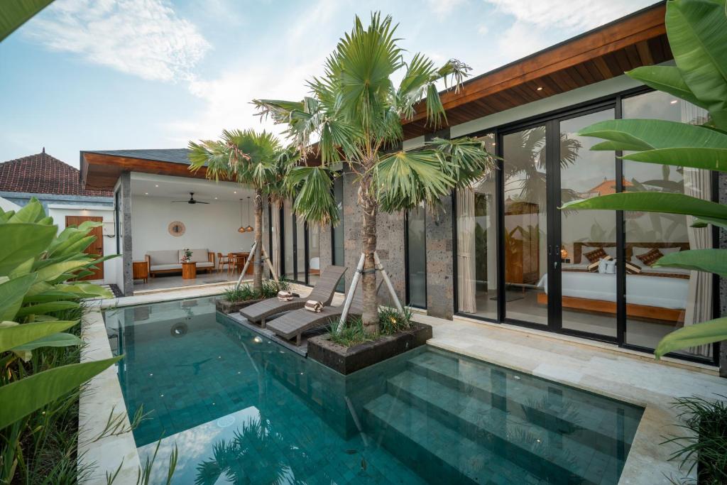 una piscina coperta in una casa con una villa di Snuggy Shack Villas a Munggu