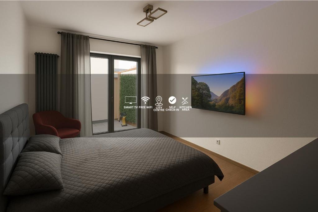 een slaapkamer met een bed en een tv aan de muur bij La Suite Hotel - Self Check-in in Hanau am Main