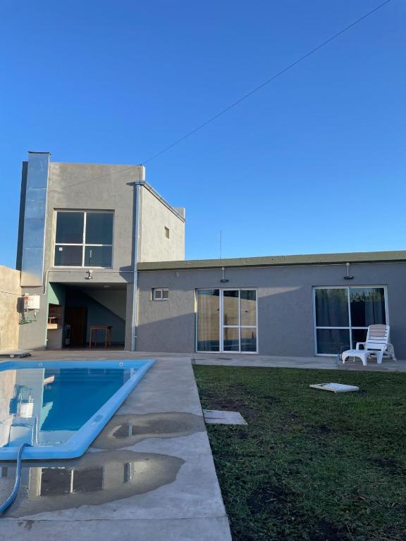 a house with a swimming pool in front of it at LaMora Quinta privada con pileta en Olavarría - cerca de Estudiantes in Olavarría