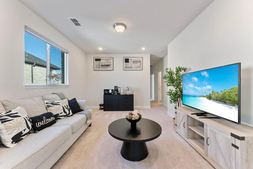 TV a/nebo společenská místnost v ubytování Frisco Home Stay