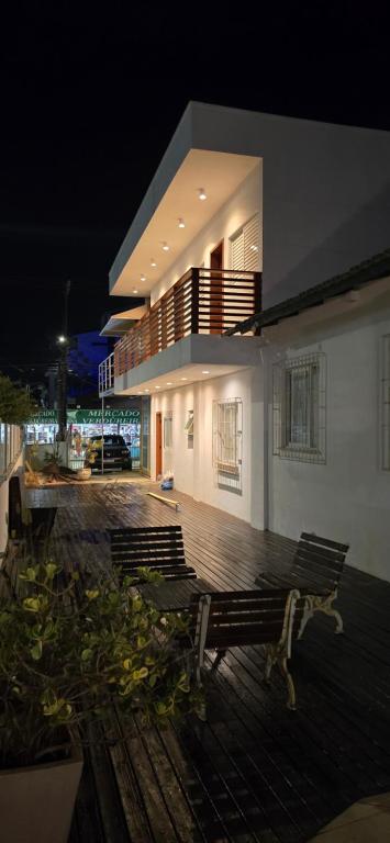 een bank op een terras voor een gebouw bij Eco Isla GuestHouse in Florianópolis