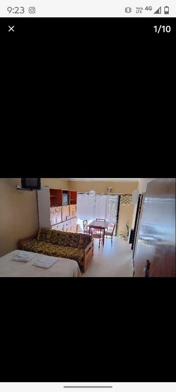 une chambre avec deux lits et une salle à manger avec une table dans l'établissement Departamento centrico, à Termas de Río Hondo