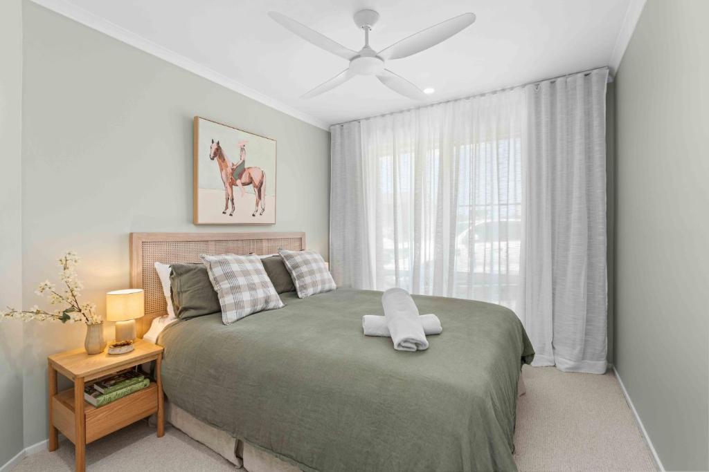 En eller flere senge i et værelse på 4 Bedrooms, Spacious Backyard, Fireplace, Walk to Beach