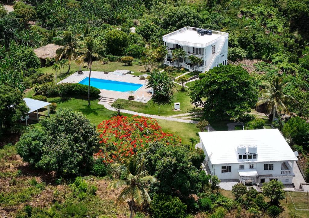 een luchtzicht op een huis en een zwembad bij Casa Blanca Samaná - Las Galeras in Las Galeras