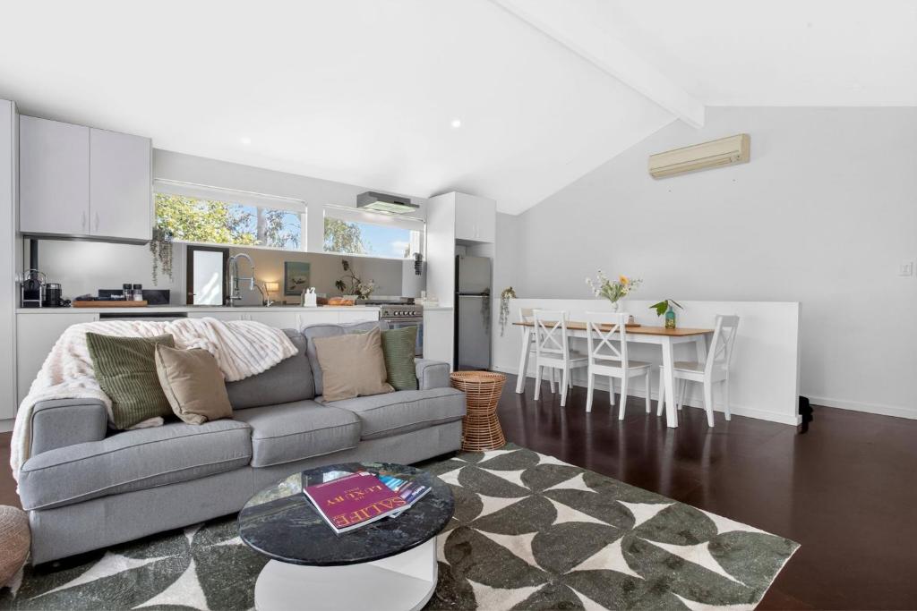 Η κουζίνα ή μικρή κουζίνα στο Koora Nest - Secluded Bushland Escape in the Hills