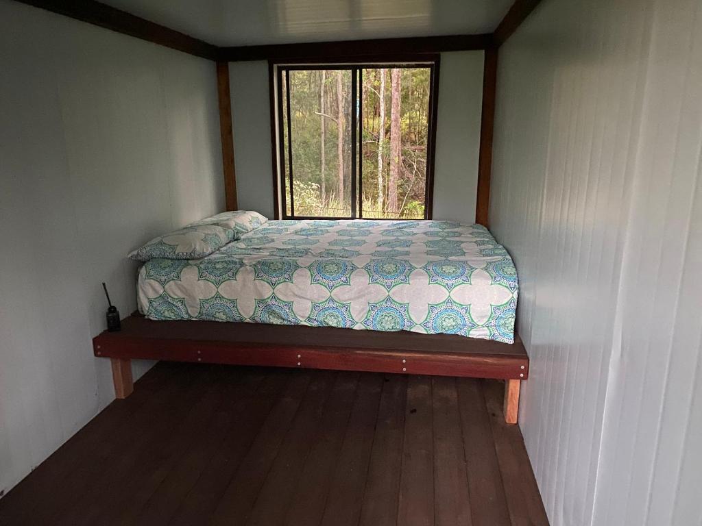 ein kleines Bett in einem Zimmer mit Fenster in der Unterkunft Soulhaven at Bentley in Bentley