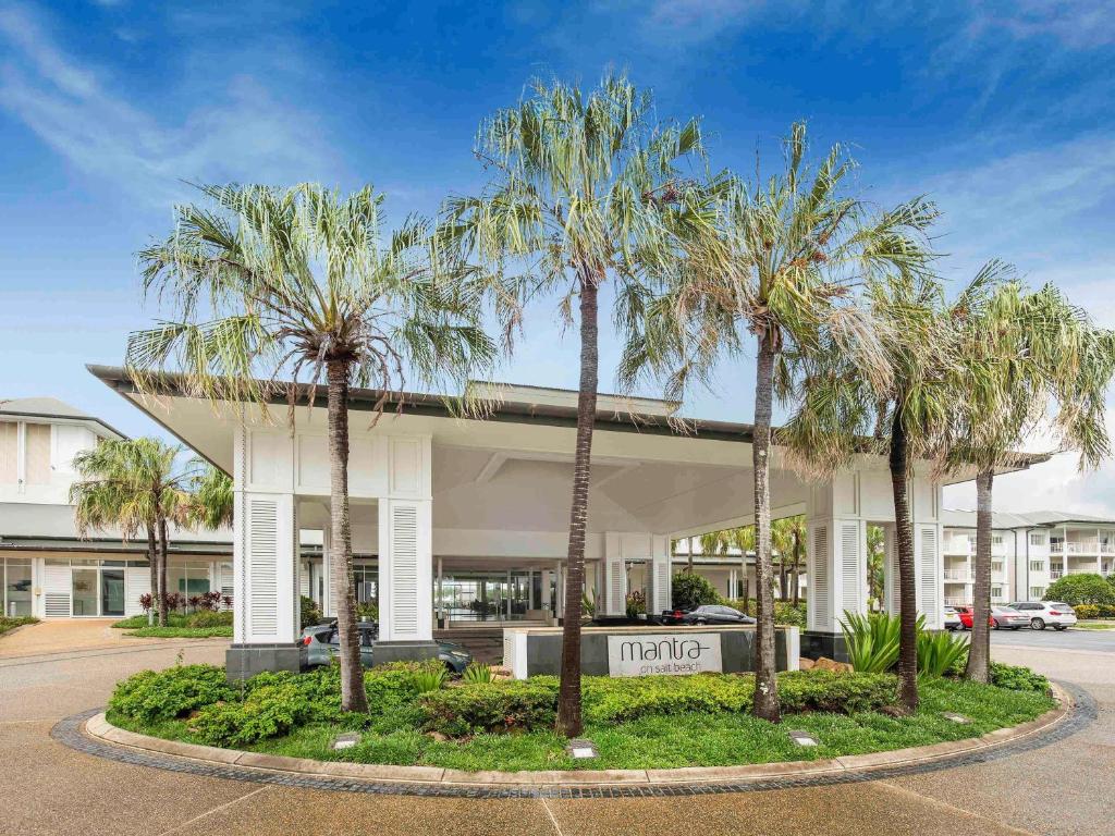 un hôtel avec des palmiers devant lui dans l'établissement Mantra on Salt Beach, à Kingscliff