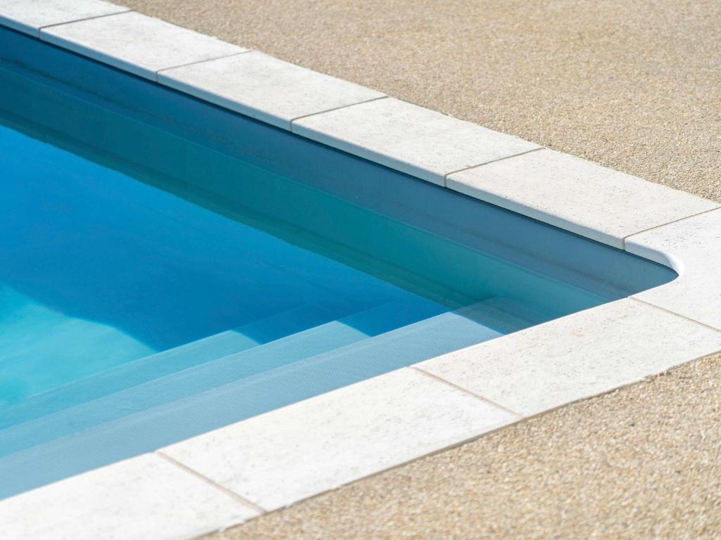 Swimmingpoolen hos eller tæt på ibis Saint Paul Trois Chateaux