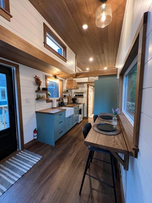 Tiny Rustic at Yosemite Gateway في غروفلاند: مطبخ مع طاولة خشبية في منزل صغير