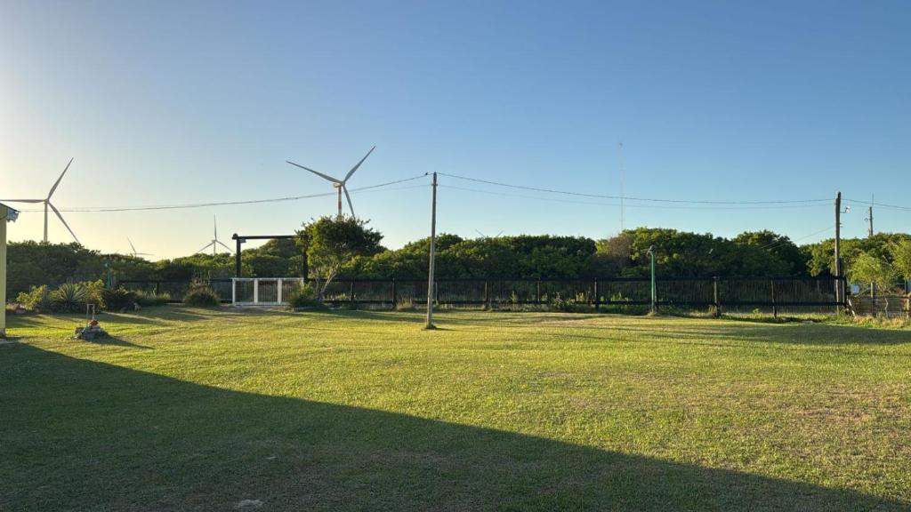 un campo da baseball con mulini a vento sullo sfondo di Recanto Sherek a Rio Grande