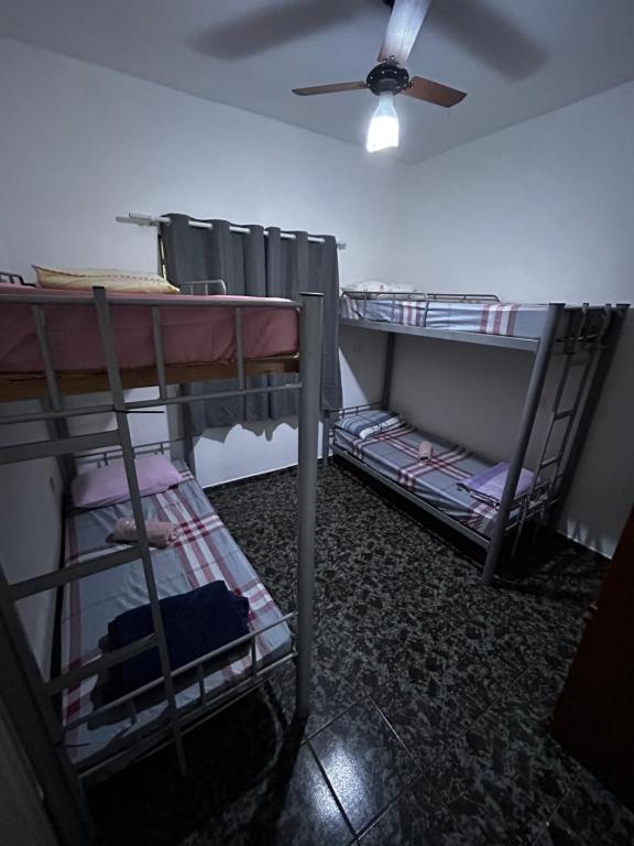 2 stapelbedden in een kamer met een plafondventilator bij Residencial Parque Santa Bárbara in Campinas