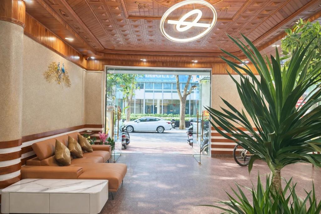 ein Wohnzimmer mit einer Couch und einer Pflanze in der Unterkunft Phương Anh Villa 3 in Bắc Ninh