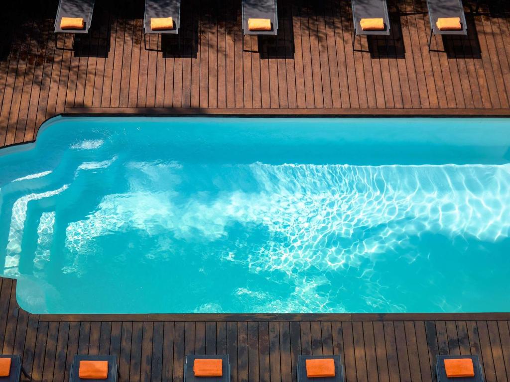 - une vue sur la piscine dans l'établissement Mercure Aix-en-Provence La Duranne Gare TGV, à Aix-en-Provence