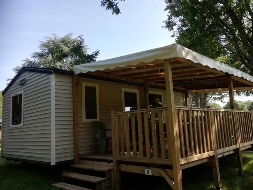 Bygningen som campingpladsen ligger i