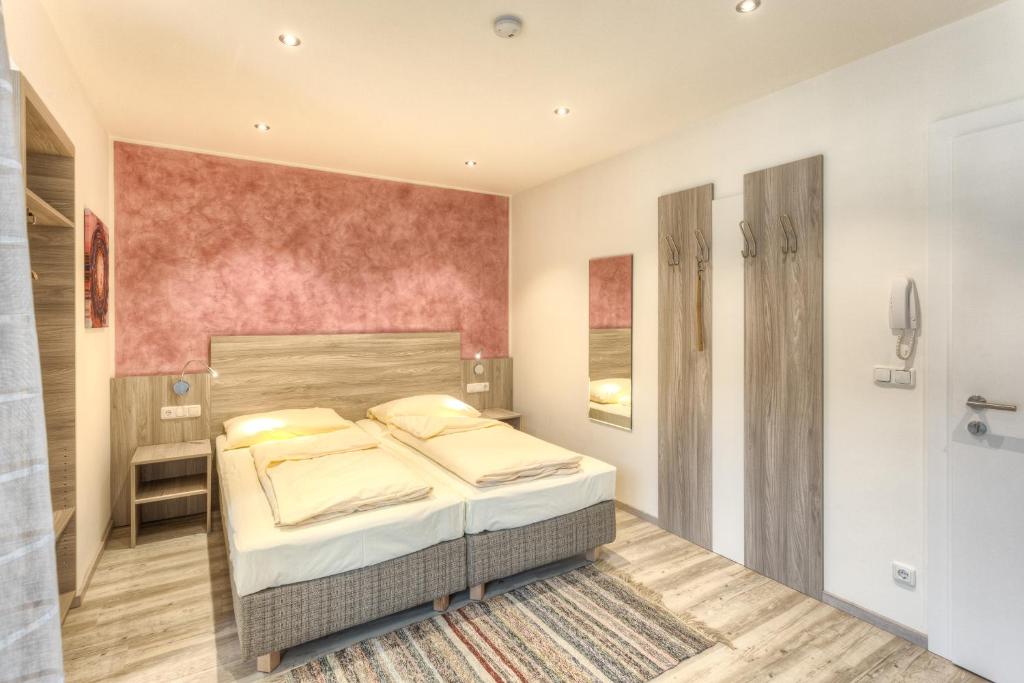 Postel nebo postele na pokoji v ubytování City Zimmer - Appartement Dina Mariner