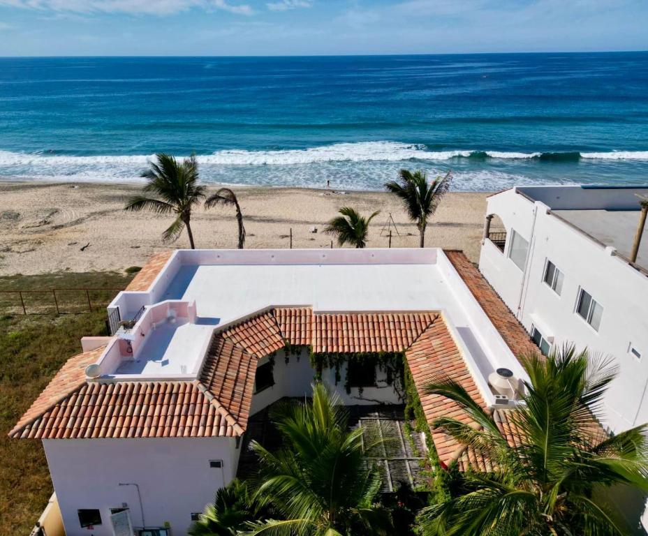a white building with a view of the beach at The Cerritos Beach Inn in El Pescadero