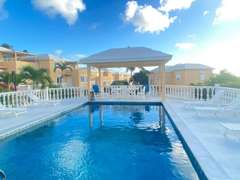 Swimmingpoolen hos eller tæt på Modern Studio in Pelican with pool-walk to Beach, Dining, Entertainment