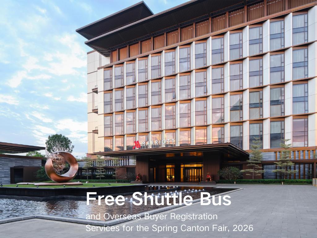 Een afbeelding van een gebouw met de woorden 'gratis pendelbus' en 'diensten voor rivierherstel in het buitenland'. bij Guangzhou Marriott Hotel Baiyun in Guangzhou