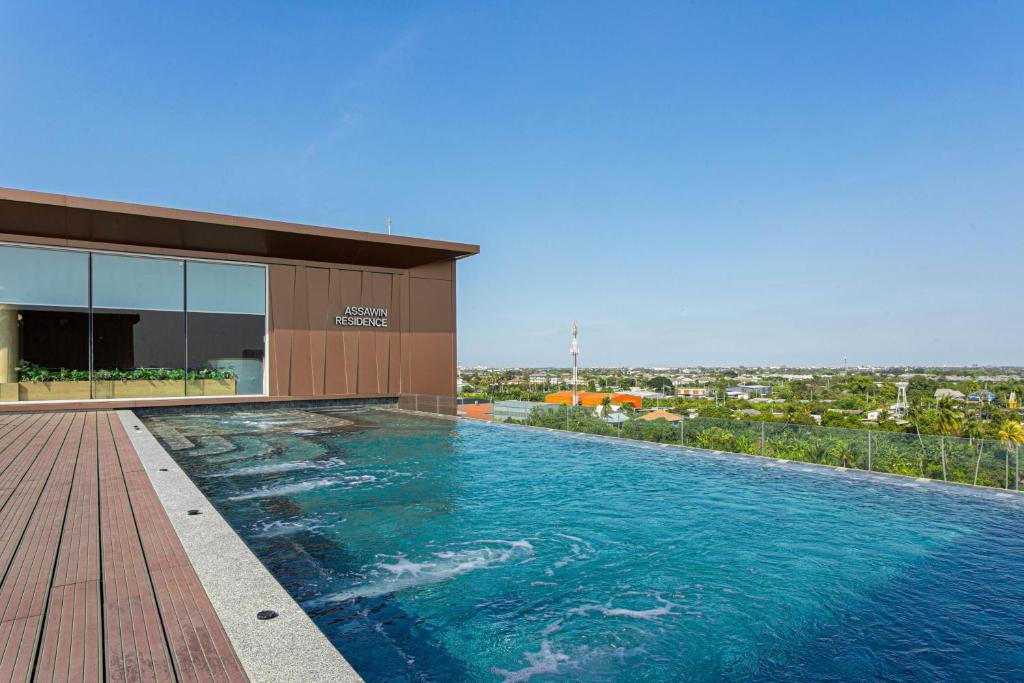 ein Schwimmbad auf dem Dach eines Gebäudes in der Unterkunft The1 Ratchaphruek I วิวเมืองนนทบุรี in Ban Nong Bua