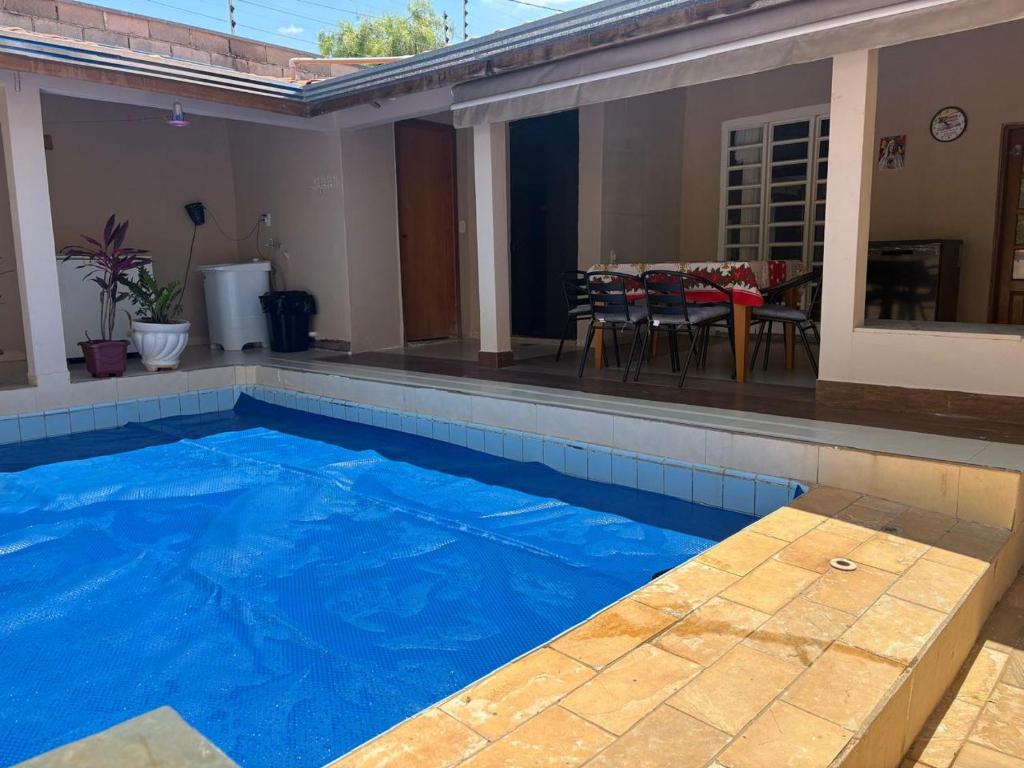 Bazén v ubytování Casa inteira com três quartos, piscina aquecida por energia solar e área de churrasqueira nebo v jeho okolí