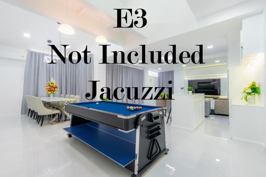 een biljarttafel in een woonkamer met de tekst 'niet inbegrepen' bij KARN E2 House Khaoyai in Mu Si