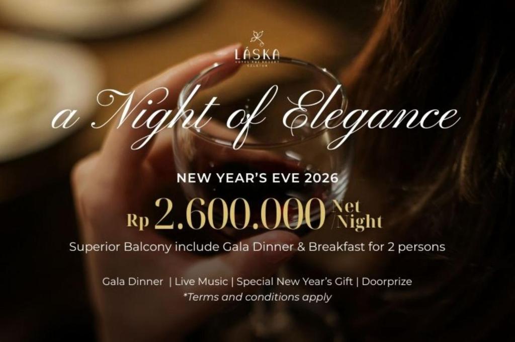 Einladung zu einem eleganten Abend mit einem Weinglas in der Unterkunft Laska Hotel & Resort Ciletuh in Ciemas