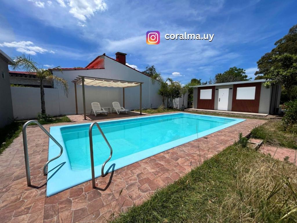 una villa con piscina e una casa di Coralma a La Floresta