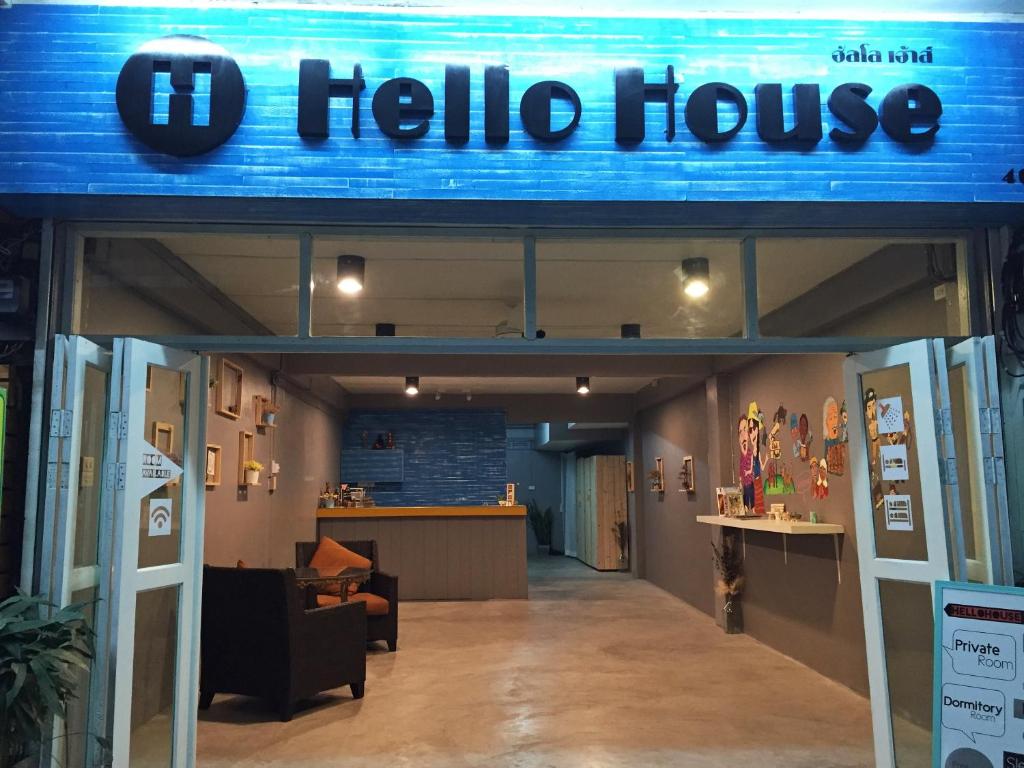 una señal de casa de hola en la parte delantera de una tienda en Hello House, en Krabi