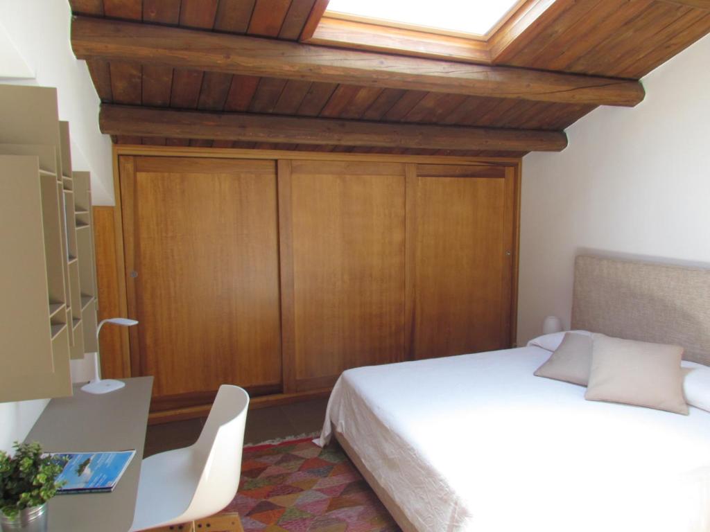 ein Schlafzimmer mit einem Bett und einem Dachfenster in der Unterkunft Appartamento Alloro 2 in Palermo