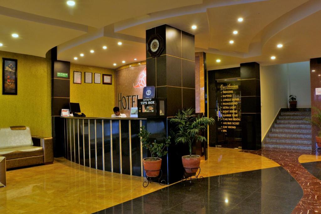 una hall con un orologio al centro di un edificio di Hotel City Inn - Mountain View a Pokhara