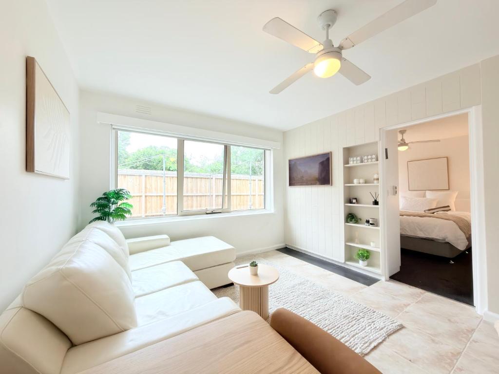 Quat Quatta Ripponlea Getaway - 1 King or 2 Single Beds, Lounge with ...